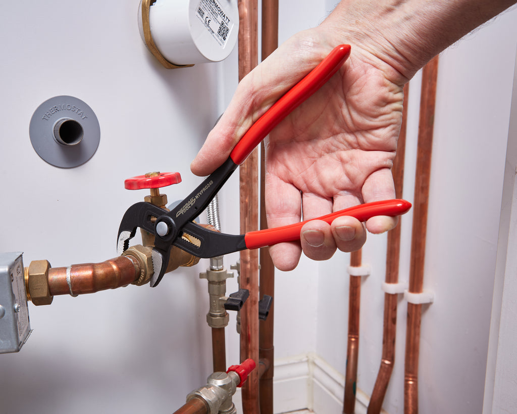 Nerrad ViperGrip Water Pump Pliers Turning on a pipe